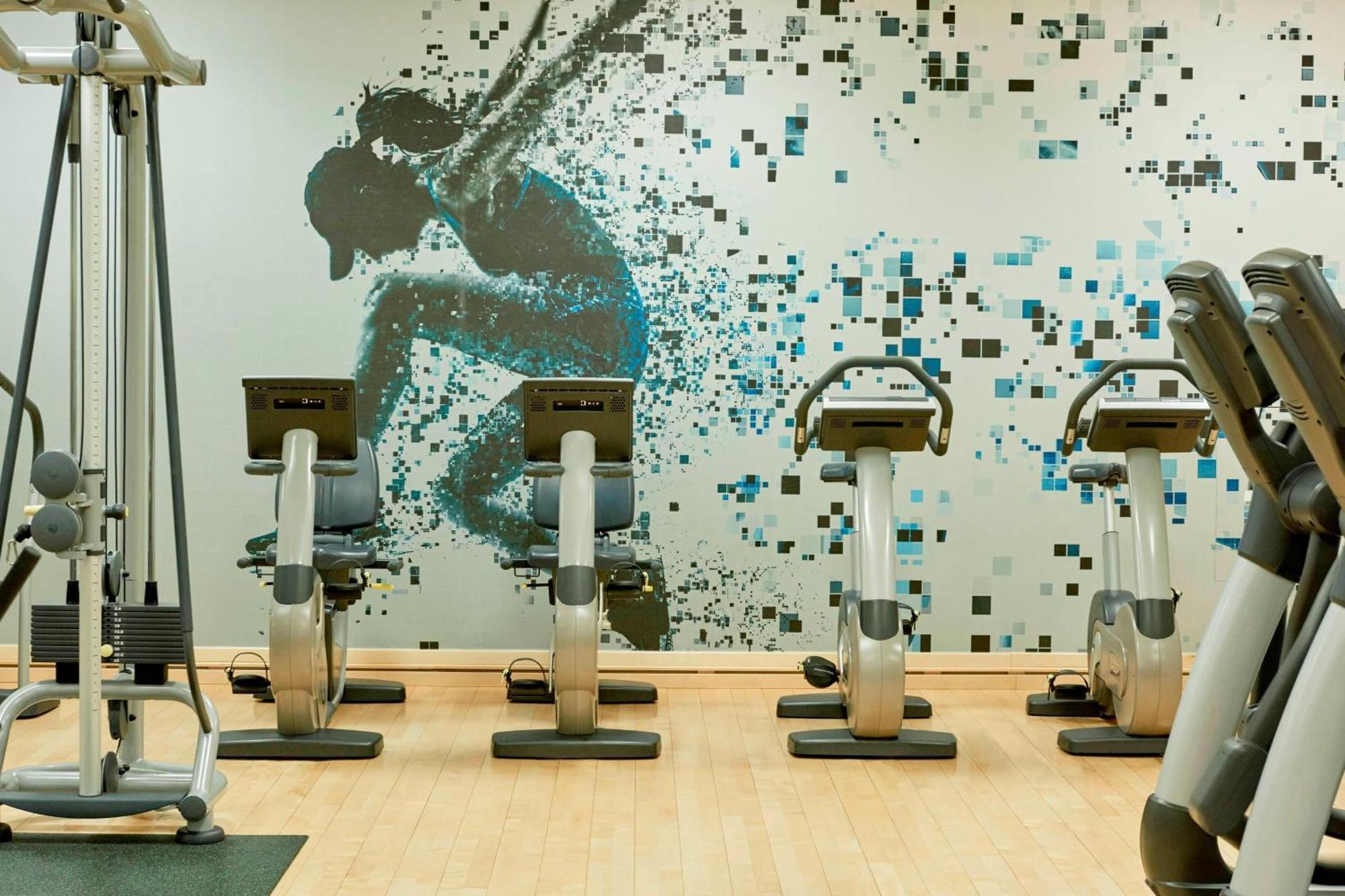 Апартаменты На Митинской 28 Варшава Экстерьер фото The gym at the hotel