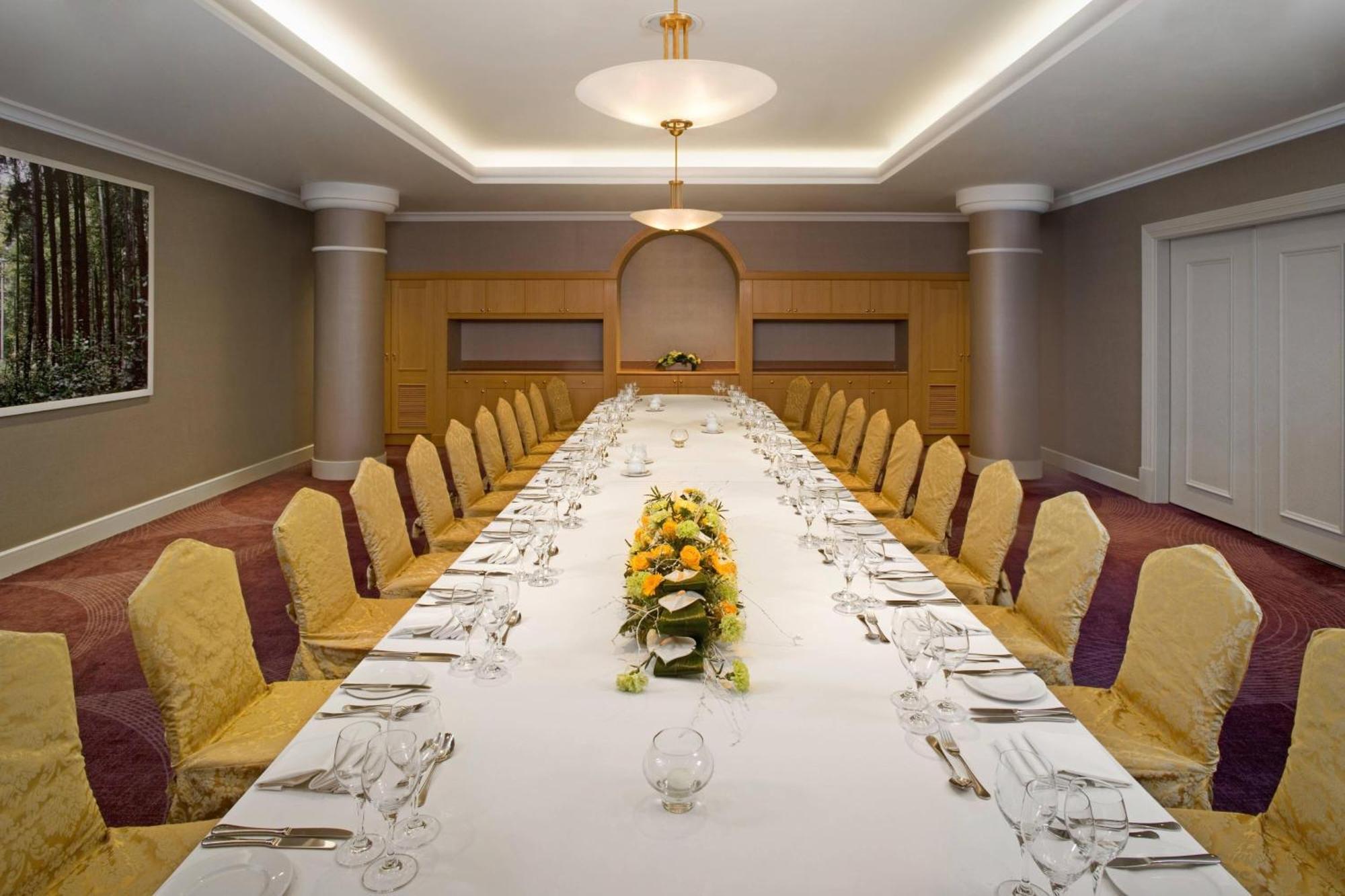 Апартаменты На Митинской 28 Варшава Экстерьер фото The boardroom at the InterContinental London